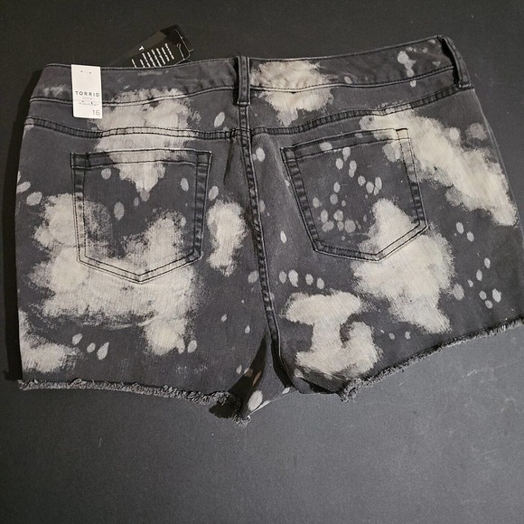 TORRID SHORTS WOMEN'S SIZE 16 BLACK SPLATTER 3.5 Inch Mid Rise 5 Pocket Sold Out - Picture 3 of 10